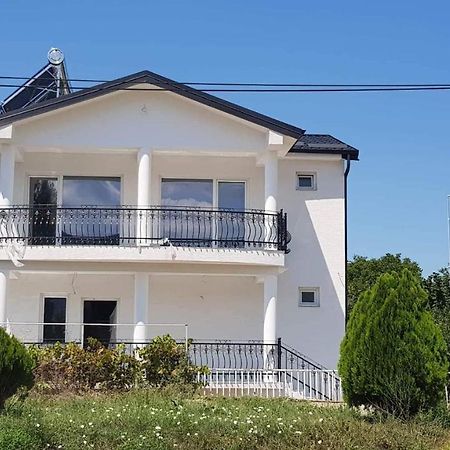 Villa Bratislava เดมีร์ คาเปีย ภายนอก รูปภาพ