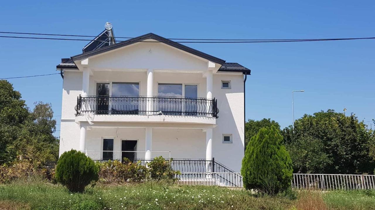 Villa Bratislava เดมีร์ คาเปีย ภายนอก รูปภาพ