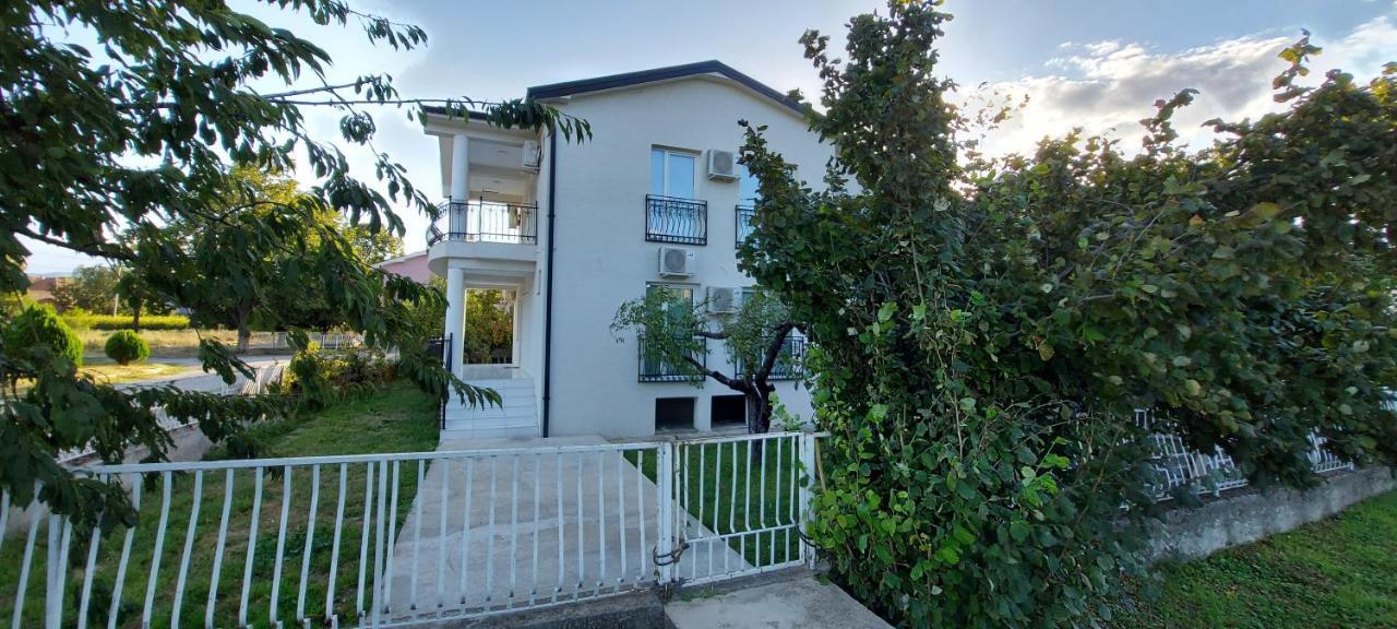 Villa Bratislava เดมีร์ คาเปีย ภายนอก รูปภาพ