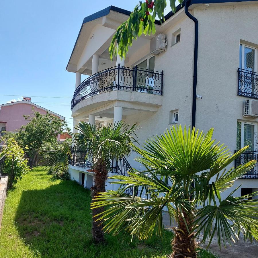 Villa Bratislava เดมีร์ คาเปีย ภายนอก รูปภาพ