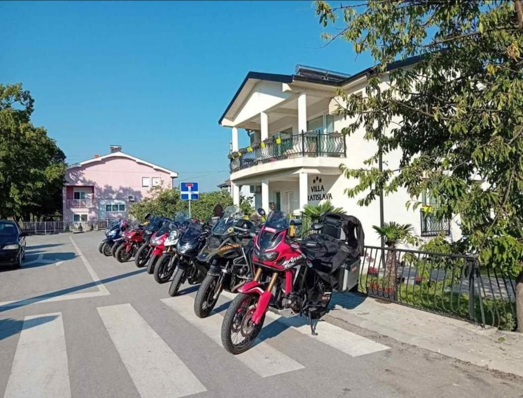 Villa Bratislava เดมีร์ คาเปีย ภายนอก รูปภาพ