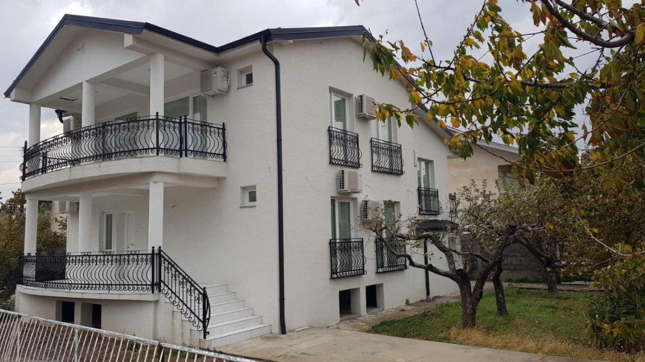 Villa Bratislava เดมีร์ คาเปีย ภายนอก รูปภาพ