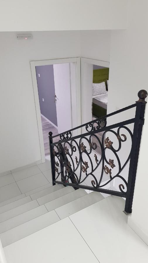 Villa Bratislava เดมีร์ คาเปีย ภายนอก รูปภาพ